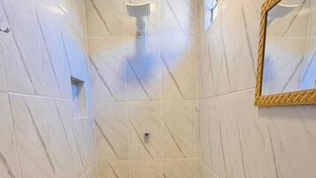 Standard-huone, näköala puutarhaan | Kylpyhuone | Suihku, hiustenkuivaaja, pyyhkeet