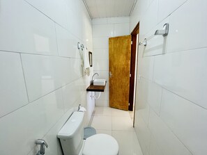 Standardværelse - udsigt til have | Badeværelse | Bruser, hårtørrer, håndklæder