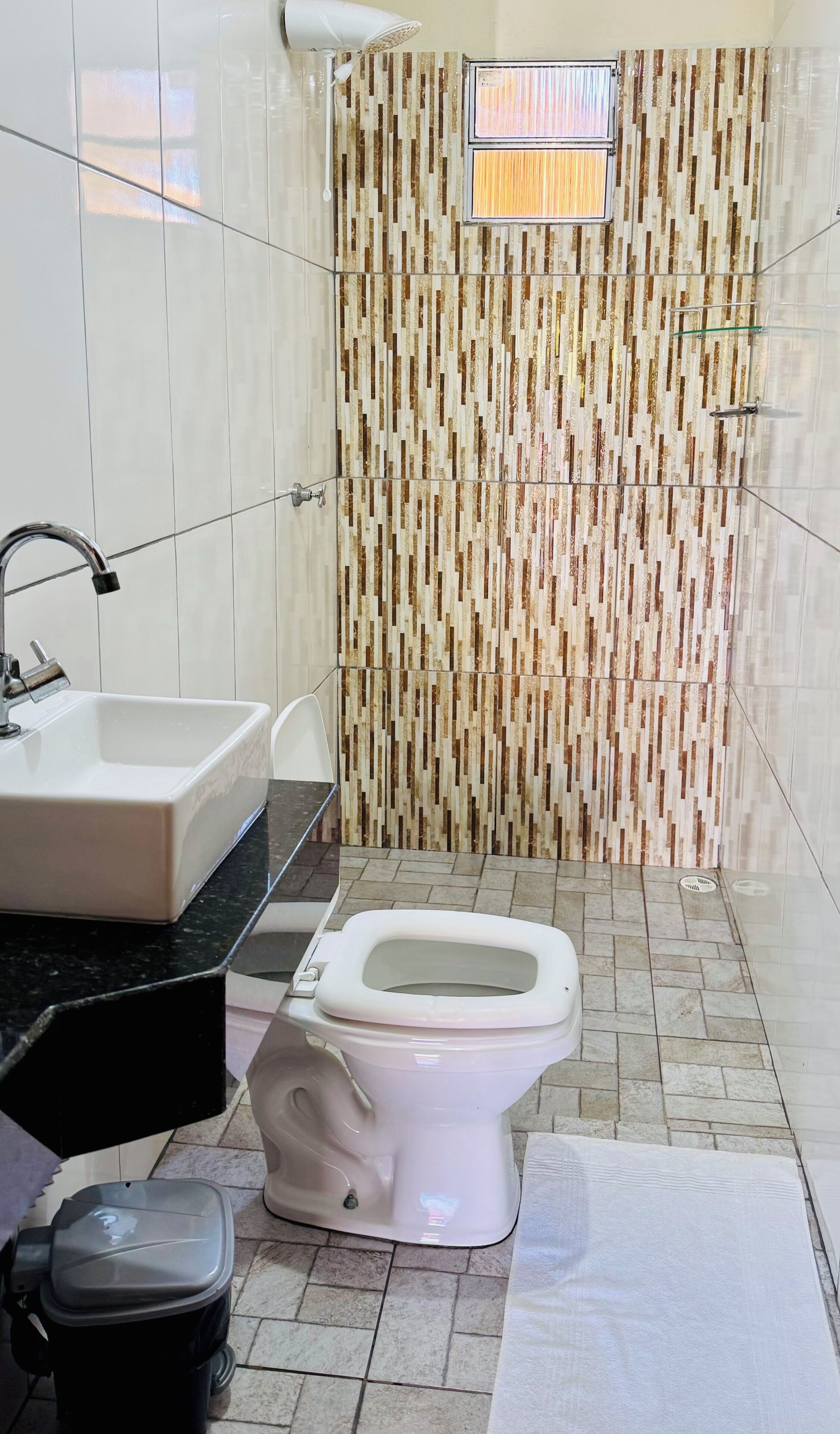 Un baño con lavabo, inodoro y zona de ducha.