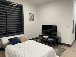 Skrivebord, strykejern/-brett, wi-fi og sengetøy