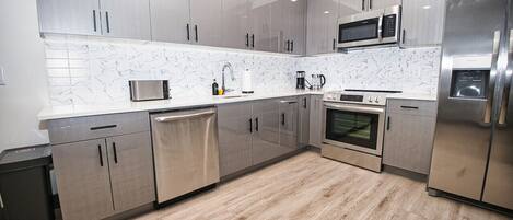 Frigorifero, microonde, forno, piano cottura