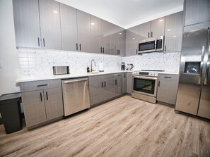 Een koelkast, een microgolfoven, een oven, een kookplaat