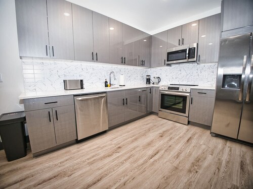 Free Indoor Parking| 20 Minutes to NYC| king bed