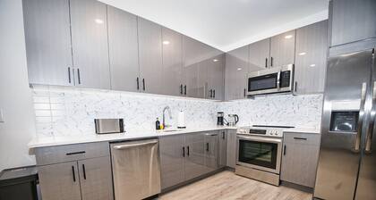 Free Indoor Parking| 20 Minutes to NYC| king bed