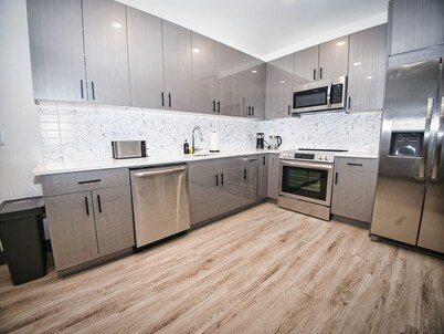 Free Indoor Parking| 20 Minutes to NYC| king bed