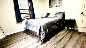 2 slaapkamers, een bureau, een strijkplank/strijkijzer, gratis wifi