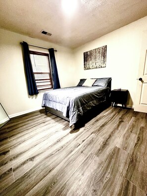 2 bedrooms, desk, iron/ironing board, free WiFi - Cozy 2-bedroom bungalow with WiFi and AC in delightful Muncie (Muncie)