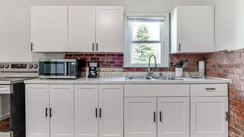 Een koelkast, een microgolfoven, een oven, een kookplaat