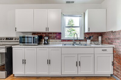 Cozy 2-bedroom bungalow with WiFi and AC in delightful Muncie