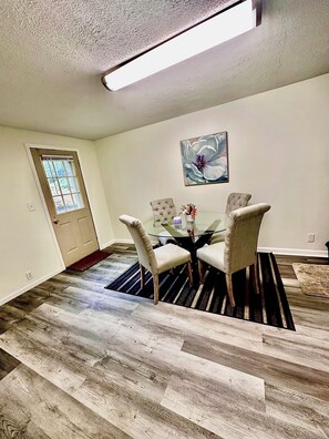 Dining - Cozy 2-bedroom bungalow with WiFi and AC in delightful Muncie (Muncie)