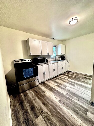 Cozy 2-bedroom bungalow with WiFi and AC in delightful Muncie