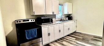 Cozy 2-bedroom bungalow with WiFi and AC in delightful Muncie