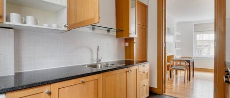 Kühlschrank, Mikrowelle, Ofen, Geschirrspüler