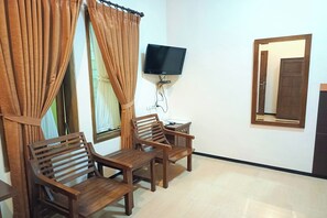 Family Room | Desk, free WiFi, bed sheets - Kedung Ombo Homestay (Malang)