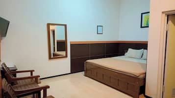 Family Room | Desk, free WiFi, bed sheets