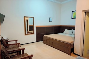 Family Room | Desk, free WiFi, bed sheets - Kedung Ombo Homestay (Malang)