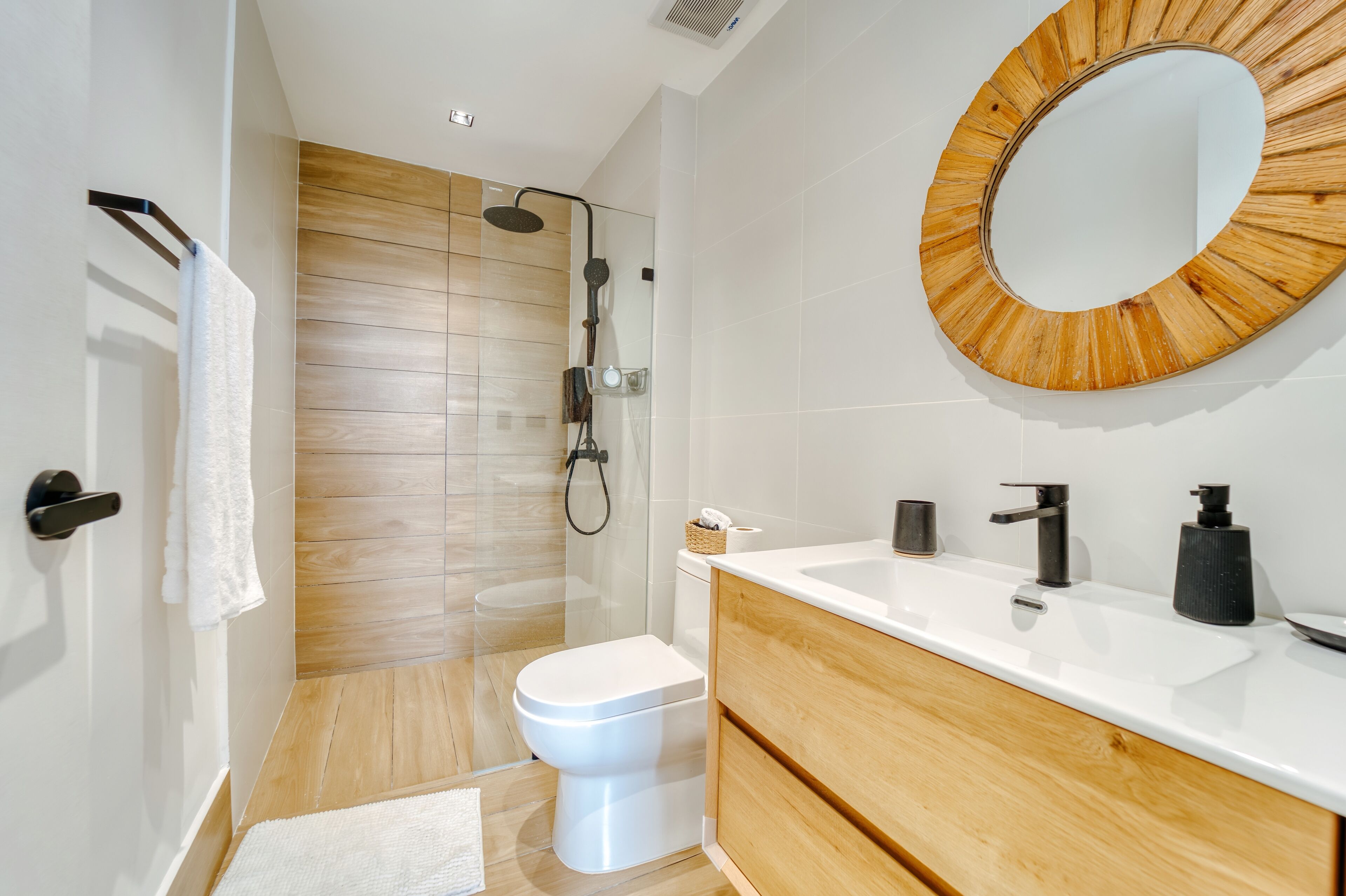 Sèche-cheveux, serviettes fournies, savon, papier toilette