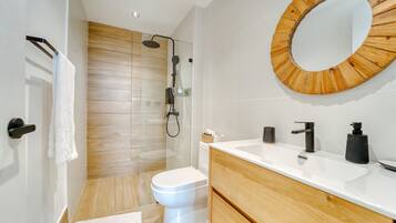 Sèche-cheveux, serviettes fournies, savon, papier toilette