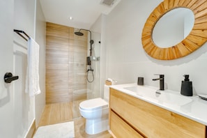 Sèche-cheveux, serviettes fournies, savon, papier toilette