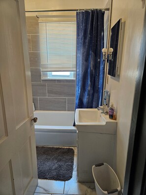 Secadora de cabello, toallas, jabón, shampoo