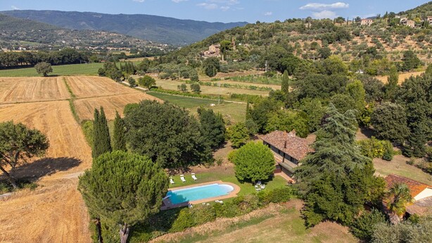 An aerial view of a property with a swimming pool, surrounded by fields and trees. - Beautiful private villa with private pool, WIFI, terrace, pets allowed and panoramic view (Cortona)