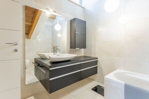 Dusche, Haartrockner, Bidet