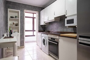 Fridge, microwave, oven, cookware/dishes/utensils - Appto. Jose Luis Llanes (Llanes)