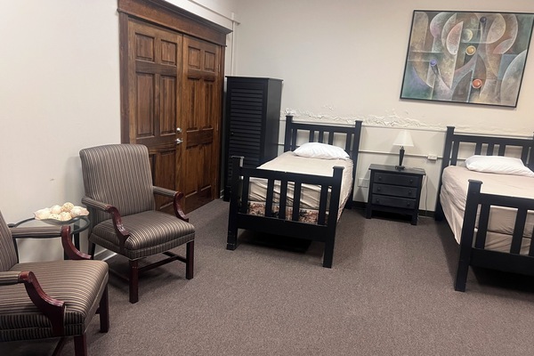 2 bedrooms, desk, iron/ironing board, WiFi