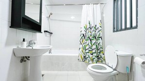A bathroom with a sink, toilet, bathtub, and a shower. - 3 Bed Apartment - Sleeps 6 - Free Parking (Luanda)