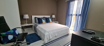 Guest House Sleeps 14 with Terrace