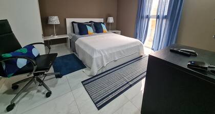 Guest House Sleeps 14 with Terrace