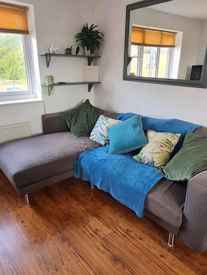 TV - Stunning 2-Bed House in Weston-super-Mare (Weston-super-Mare)