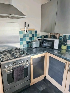 Fridge, microwave, oven, stovetop - Stunning 2-Bed House in Weston-super-Mare (Weston-super-Mare)