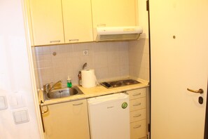 Geladeira, fogão, cafeteira/chaleira