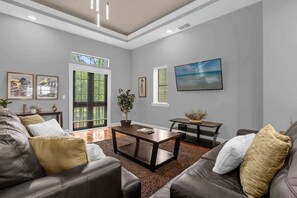 TV, books, offices - Enchanted Garden Townhouses 1 Mile to Disney World (Orlando)