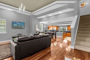 TV, books, offices - Enchanted Garden Townhouses 1 Mile to Disney World (Orlando)