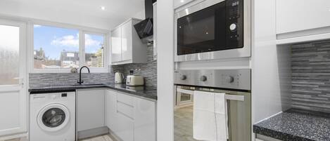 Refrigerador, microondas, horno, placa de cocina