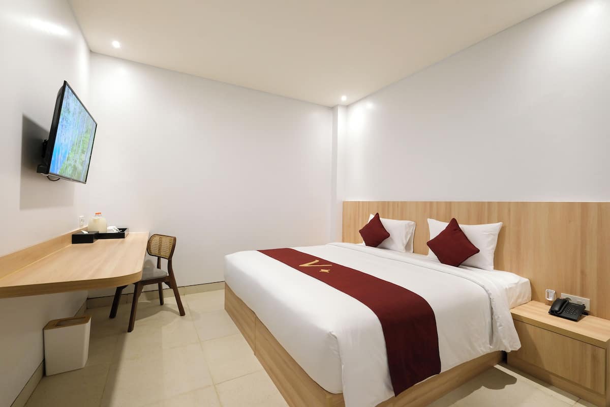 Small Double Room (Basement Floor) | Premium bedding, desk, soundproofing, free WiFi