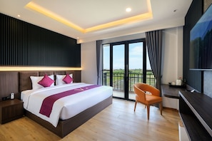 Premium Studio Suite | Premium bedding, desk, soundproofing, free WiFi