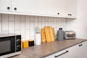 Kühlschrank, Mikrowelle, Ofen, Herdplatte