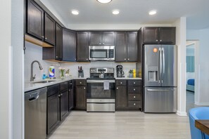 Jääkaappi, mikroaaltouuni, uuni, liesi