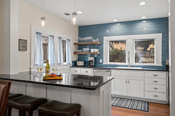 Fridge, microwave, oven, stovetop - Maple- Main Haus | Beautiful | Relaxing (Fredericksburg)