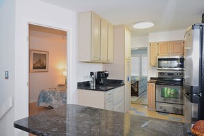 Een koelkast, een microgolfoven, een oven, een kookplaat