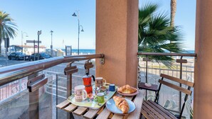 Outdoor dining - Mer Vivante - Front Beach with Balcony, Albenga, Italy (Albenga)