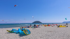 A beach with people, tents, and kites. - Mer Vivante - Front Beach with Balcony, Albenga, Italy (Albenga)
