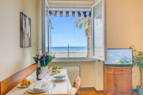 Dining - Mer Vivante - Front Beach, Albenga, Italy (Albenga)