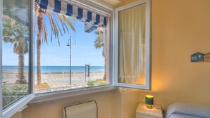 1 bedroom, WiFi (free), bed sheets - Mer Vivante - Front Beach with Balcony, Albenga, Italy (Albenga)