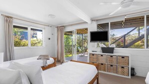 4 bedrooms, iron/ironing board, WiFi, bed sheets - Mollymook Breeze Summ (Narrawallee)