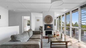 TV, fireplace, books - Mollymook Breeze Summ (Narrawallee)