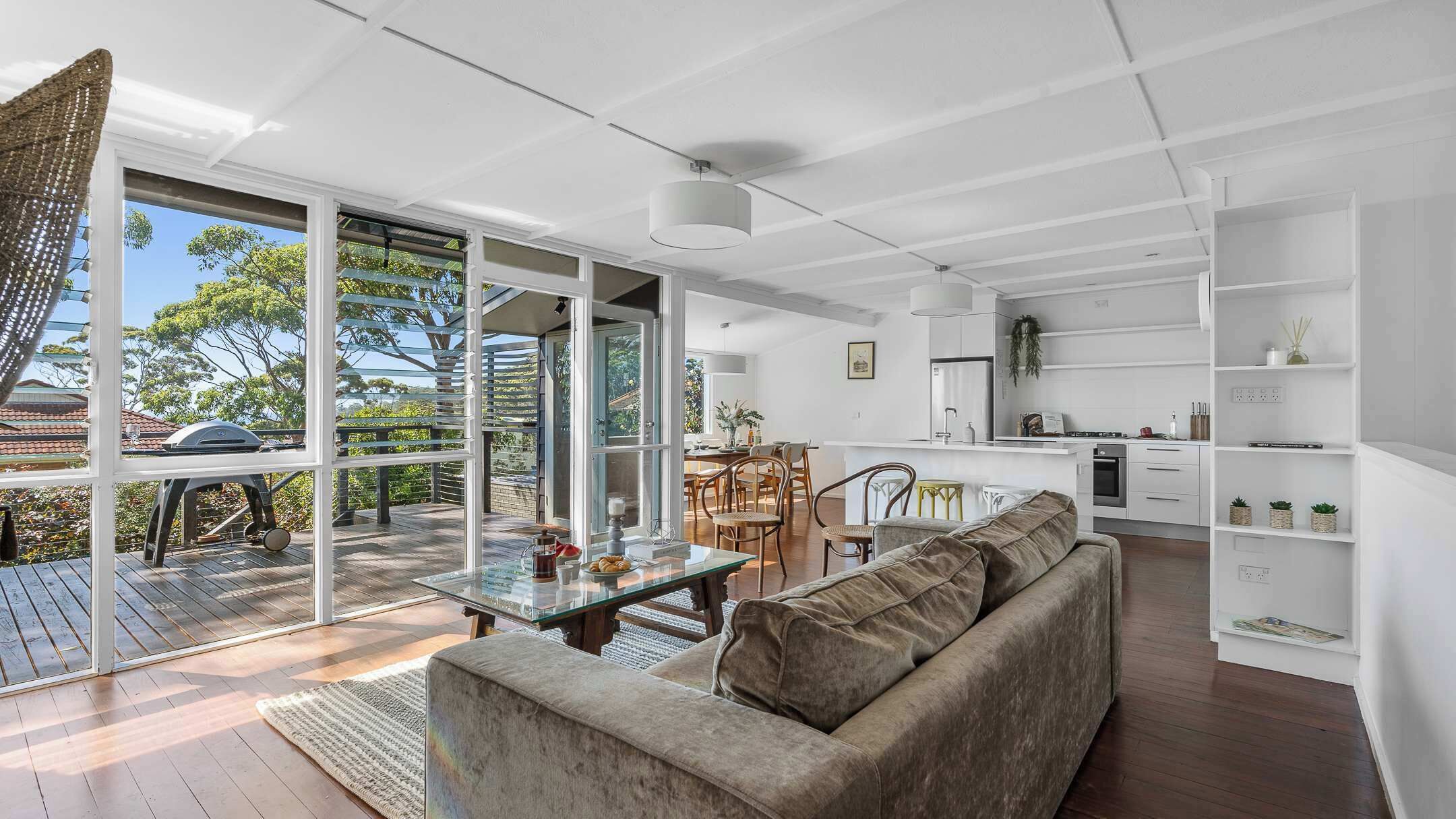 Fernseher, Kamin, Bücher